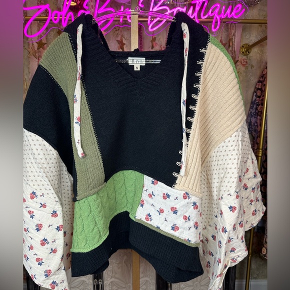 NWT POL MULTI TEXTURED COLOR
BLOCK V-NECK HOODIE
SWEATER - Picture 4 of 8